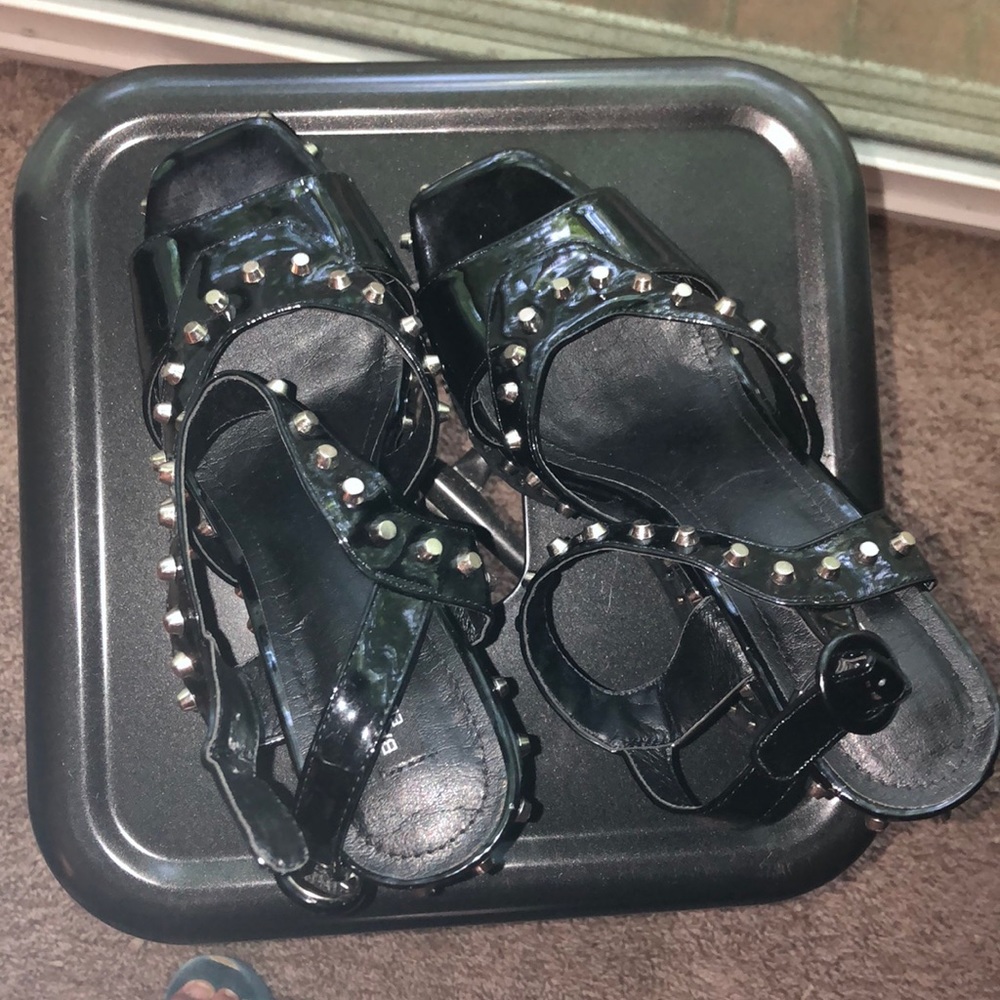 brand new condition heels very unique and comfy